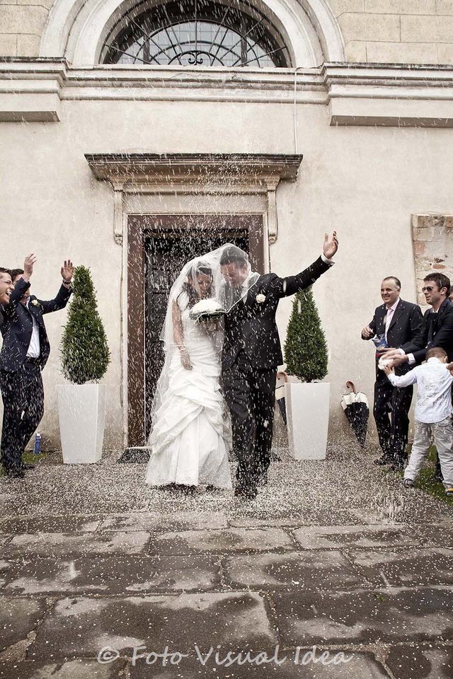 L'uscita: fotografia 2 di 15. Reportage di matrimonio di Michela Mazzorana.