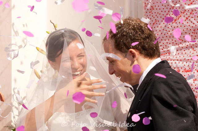 L'uscita: fotografia 3 di 15. Reportage di matrimonio di Michela Mazzorana.