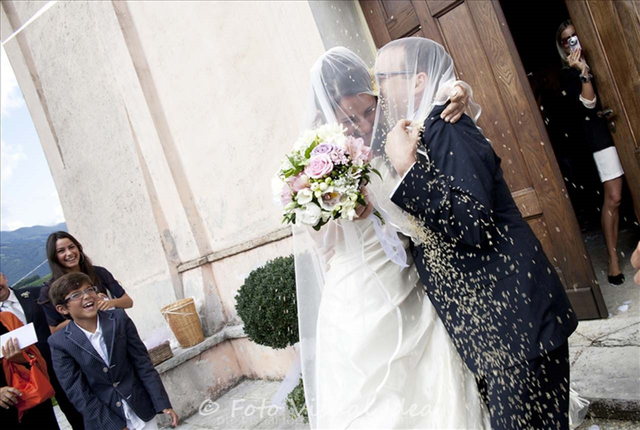 L'uscita: fotografia 9 di 15. Reportage di matrimonio di Michela Mazzorana.