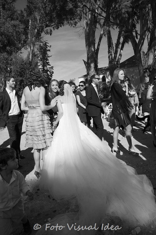 L'uscita: fotografia 10 di 15. Reportage di matrimonio di Michela Mazzorana.
