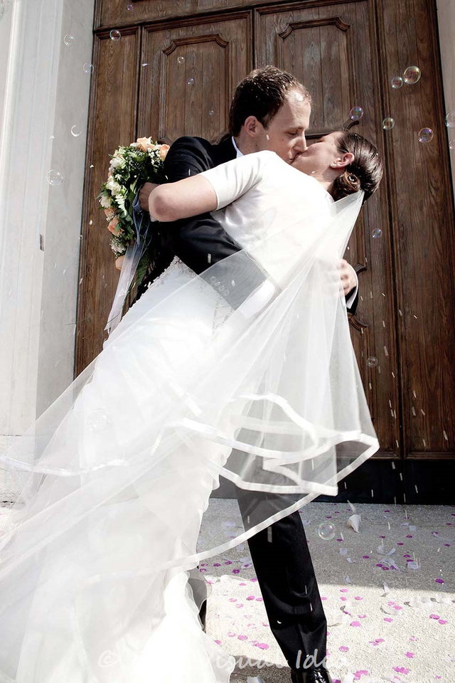 L'uscita: fotografia 11 di 15. Reportage di matrimonio di Michela Mazzorana.