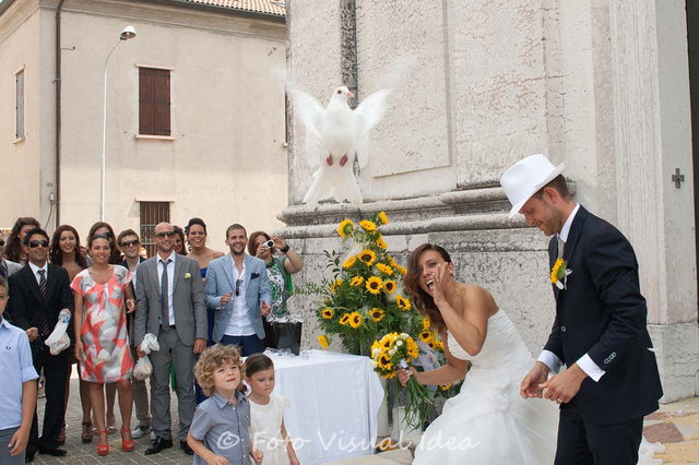 L'uscita: fotografia 12 di 15. Reportage di matrimonio di Michela Mazzorana.